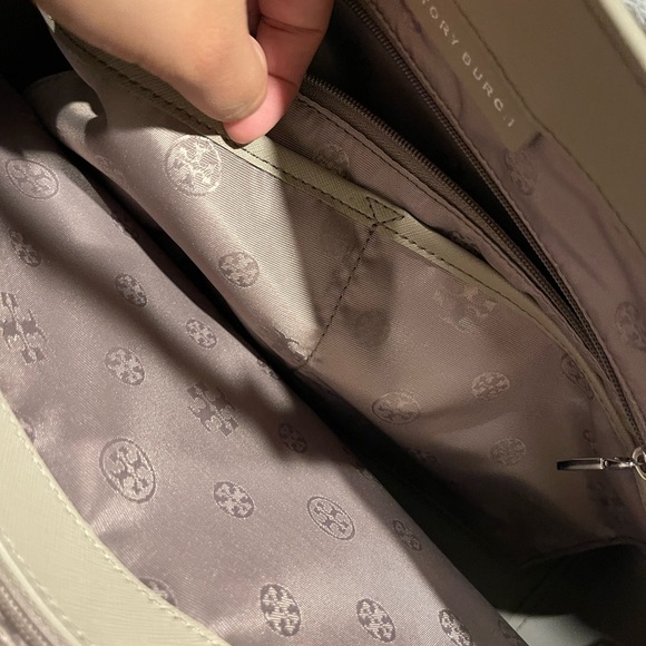 Tory Burch York Tote. - Picture 7 of 11
